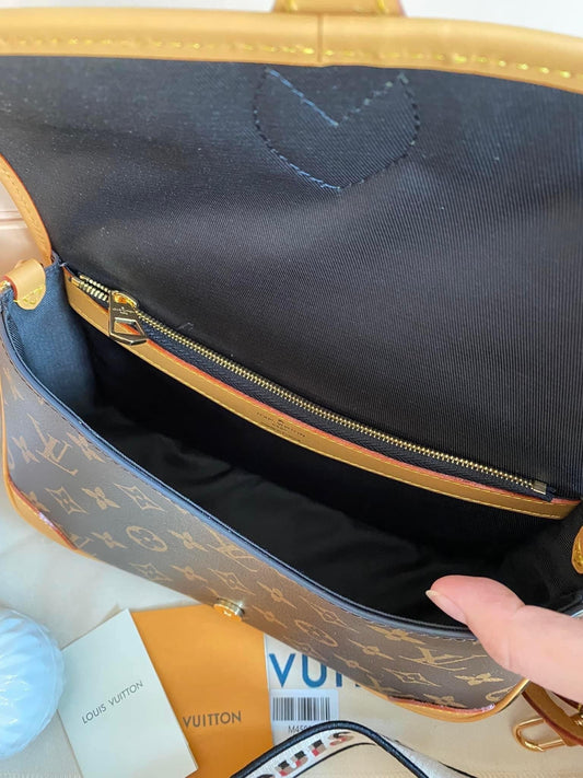 Lo vu official baguette bag