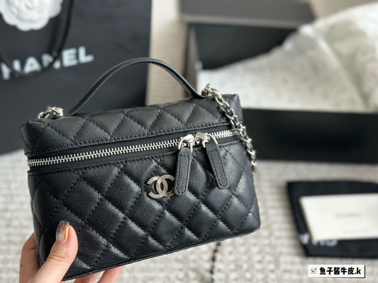 CHANEL New Handbag In Black Size 20x13cm