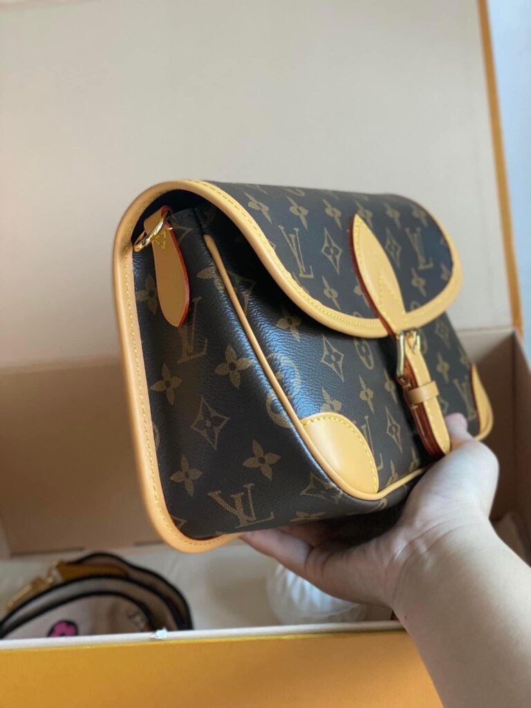 Lo vu official baguette bag