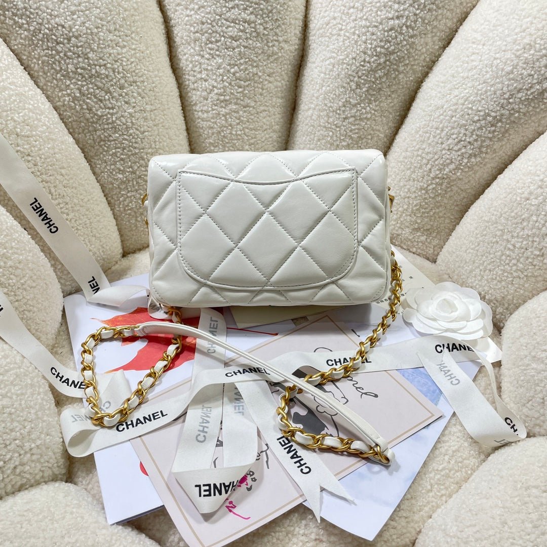 Chanel Small Flap Bag White Lambskin size 21 x 14 x 7 cm