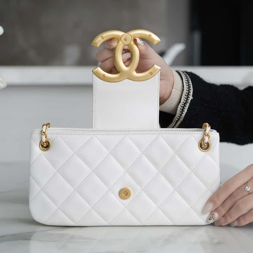 𝗖𝗛𝗔𝗡𝗘𝗟 𝟐𝟒𝐂 Vintage Logo Quilted Lambskin Shoulder Bag 11.5x24x4.5cm