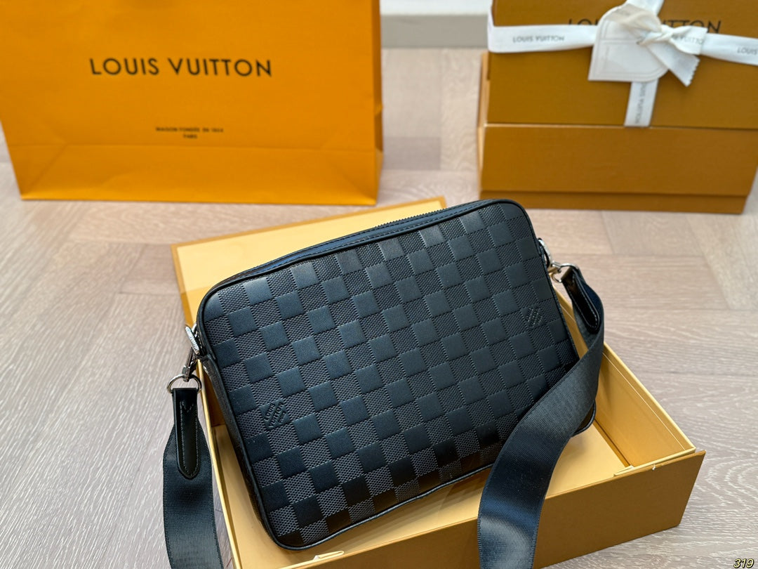 Louis Vuitton LV Trio Black Crossbody Bag Detachable 25x18cm