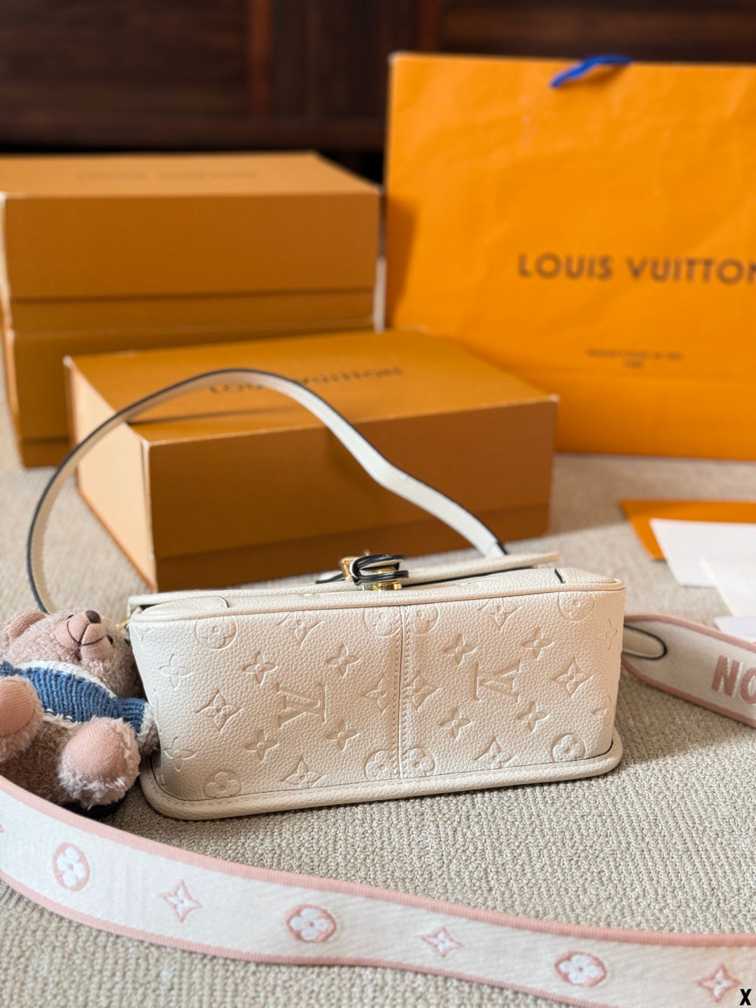 LV Louis Vuitton Tote Bag White 25x15cm